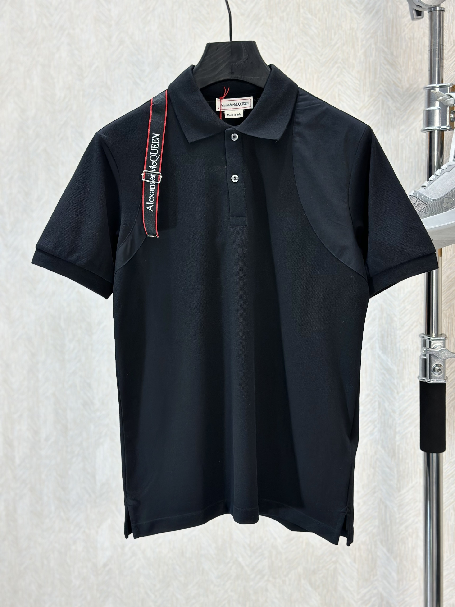 Áo polo McQueen MCQ trơn phối tag vạt vai Like Auth 1-1 on web VTN